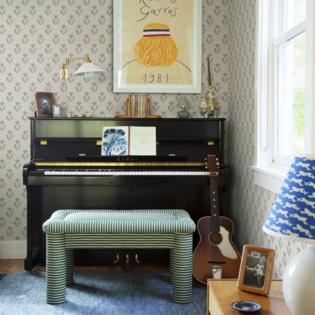 Tapet floral lavabil, cu un model discret de flori roz și albastru, perfect pentru a crea o atmosferă elegantă și primitoare în casa ta.