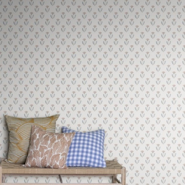 Tapet floral lavabil, cu un model discret de flori roz și albastru, perfect pentru a crea o atmosferă elegantă și primitoare în casa ta.