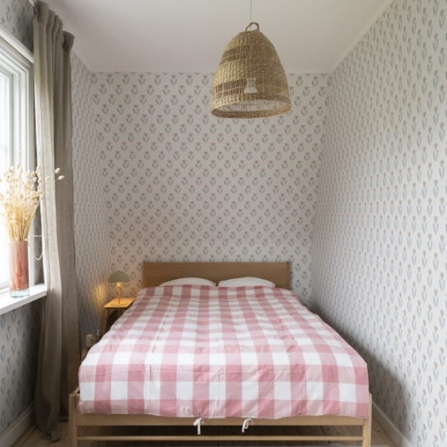 Tapet floral lavabil, cu un model discret de flori roz și albastru, perfect pentru a crea o atmosferă elegantă și primitoare în casa ta.