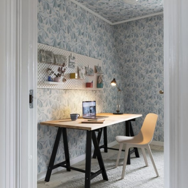 Tapet lavabil cu design modern de frunze de castan, in culori delicate de albastru si gri.