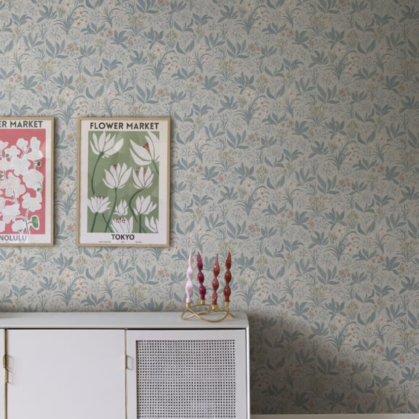 Tapet floral lavabil Huset i Solen Charcoal, cu model delicat in nuante de verde si albastru