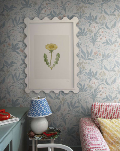 Tapet lavabil cu flori delicate pe un fond bleu pal