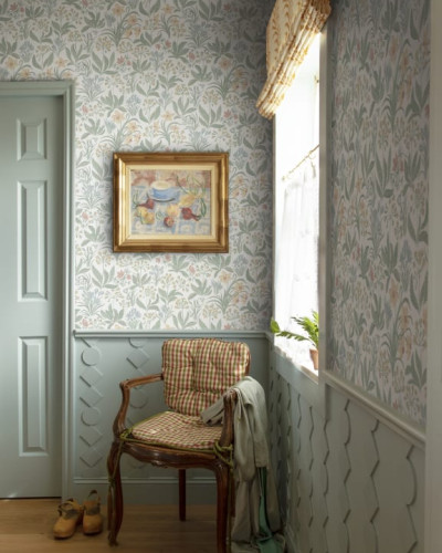 Tapet lavabil cu design floral delicat în nuanțe pastelate.