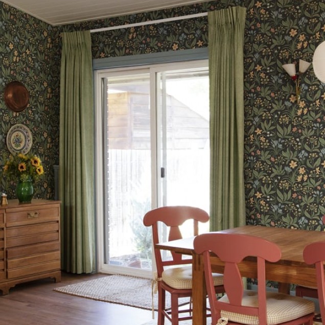 Tapet floral lavabil Huset i Solen Charcoal, cu model delicat in nuante de verde si albastru