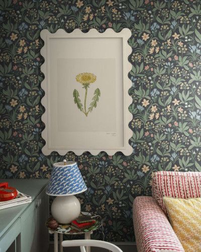 Tapet floral lavabil Huset i Solen Charcoal, cu model delicat in nuante de verde si albastru