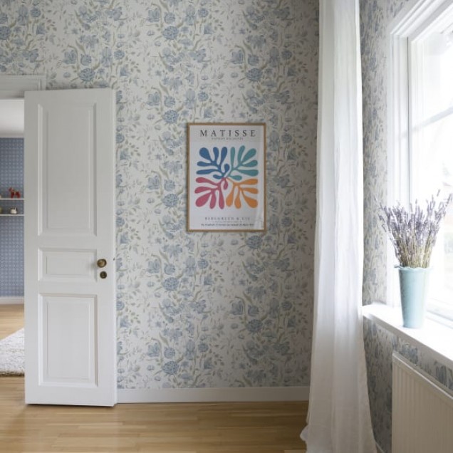Tapet floral lavabil, Karins Bukett Sky Blue, cu flori albastre delicate pe un fundal alb.