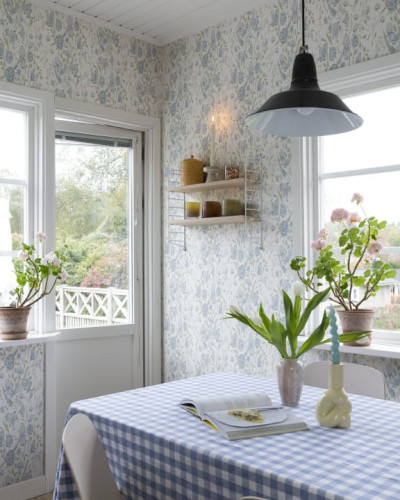 Tapet floral lavabil, Karins Bukett Sky Blue, cu flori albastre delicate pe un fundal alb.