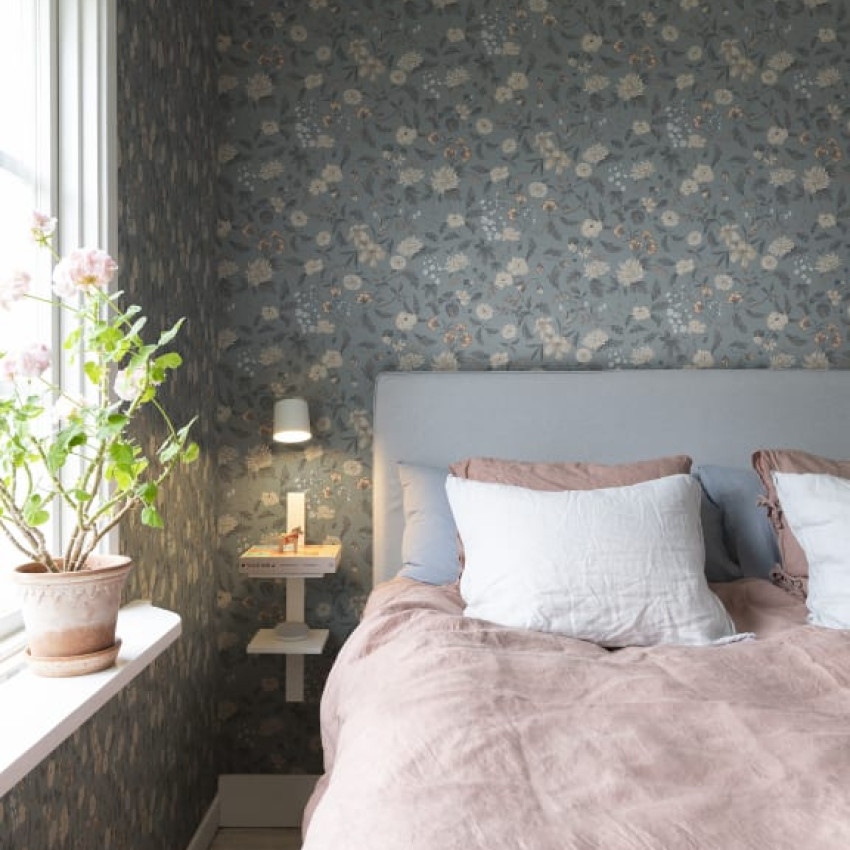 Tapet floral lavabil, Till Karin Midnight Blue, cu un design bogat, dar elegant, pe un fundal de albastru inchis.