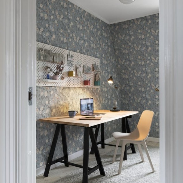 Tapet floral Till Karin Folklore Blue, cu flori delicate și o paletă de culori blândă, instalat într-un living modern.