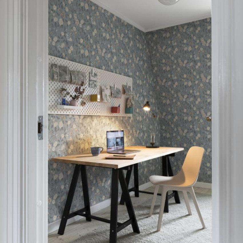 Tapet floral lavabil, Till Karin Midnight Blue, cu un design bogat, dar elegant, pe un fundal de albastru inchis.