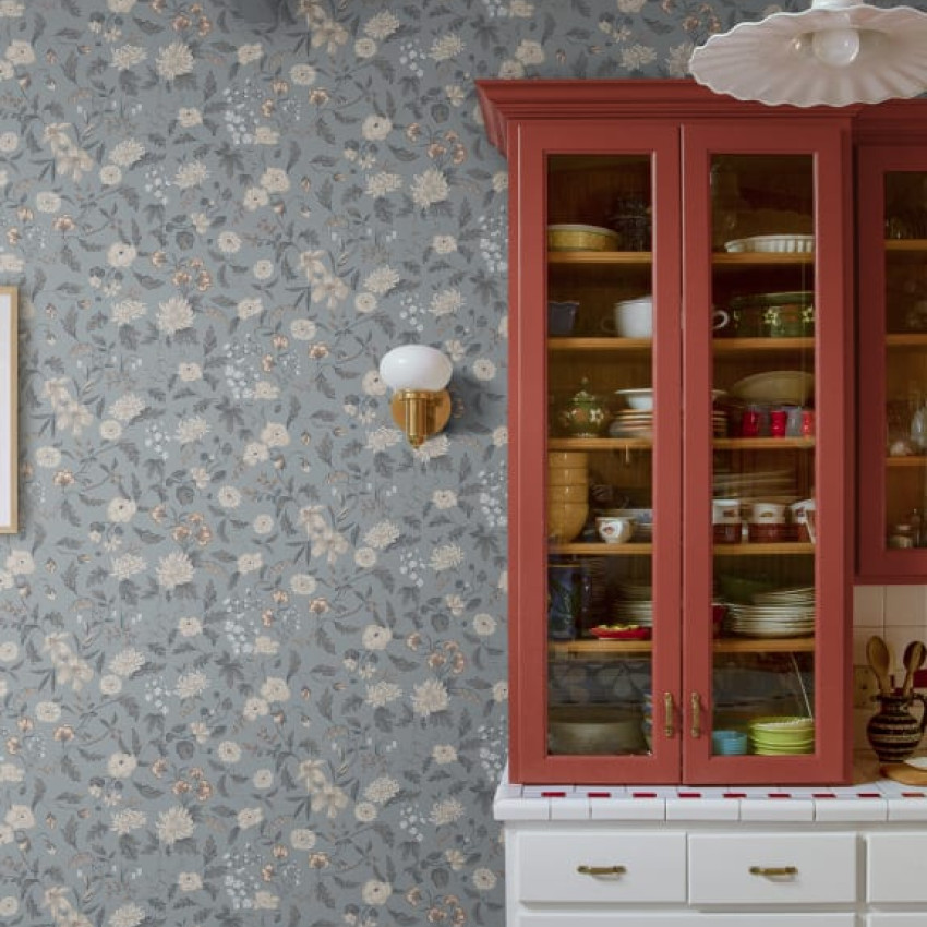 Tapet floral lavabil, Till Karin Midnight Blue, cu un design bogat, dar elegant, pe un fundal de albastru inchis.