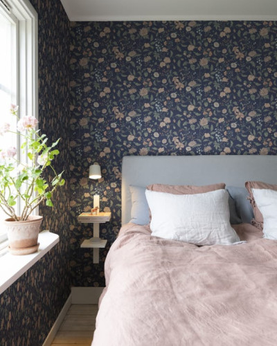 Tapet floral lavabil, Till Karin Midnight Blue, cu un design bogat, dar elegant, pe un fundal de albastru inchis.
