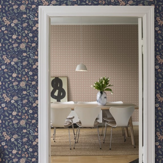 Tapet floral lavabil, Till Karin Midnight Blue, cu un design bogat, dar elegant, pe un fundal de albastru inchis.