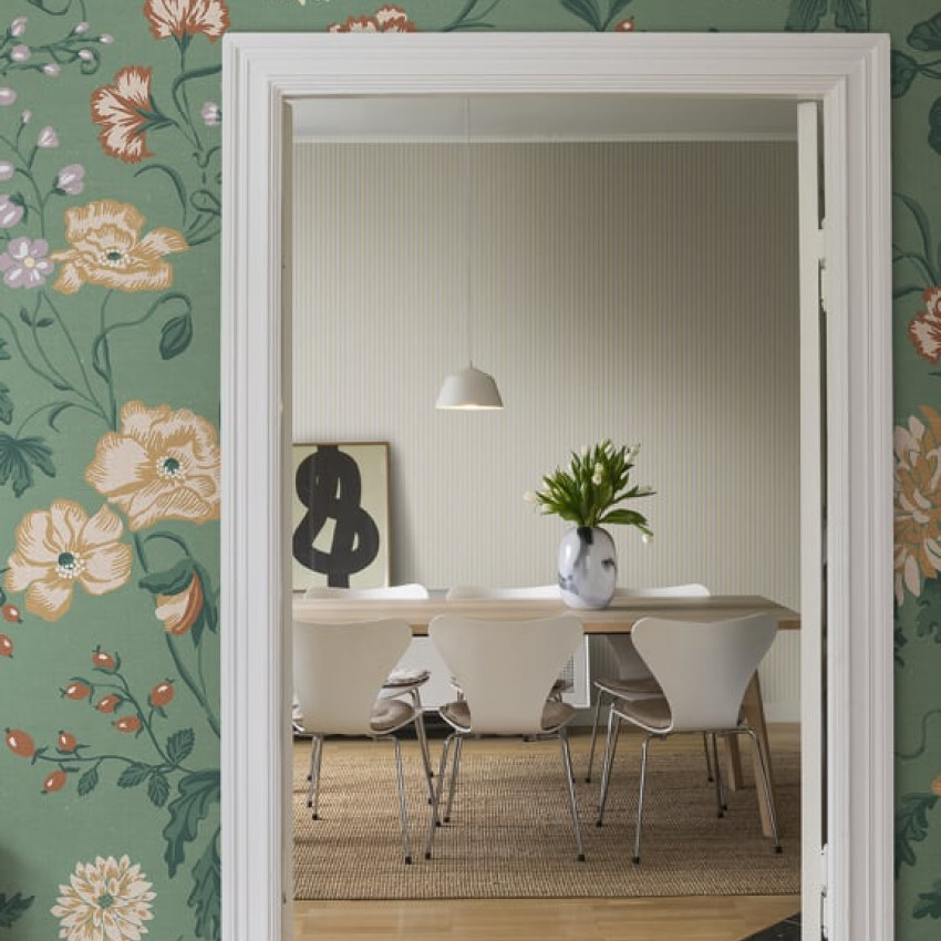 Tapet floral Suzanne Folklore Blue, cu flori delicate în nuanțe de albastru, roz și bej, pe un fond bej.