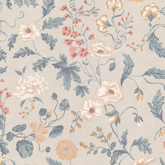 Tapet floral Suzanne Folklore Blue, cu flori delicate în nuanțe de albastru, roz și bej, pe un fond bej.