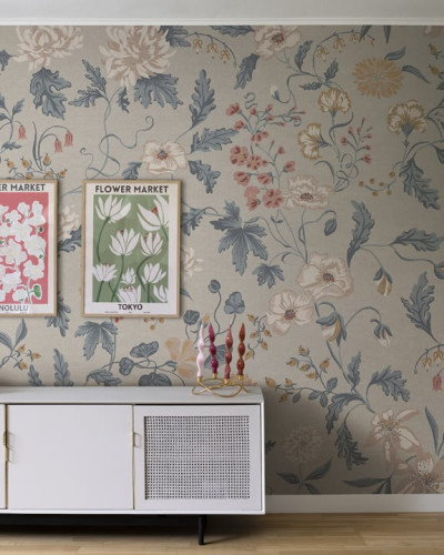 Tapet floral Suzanne Folklore Blue, cu flori delicate în nuanțe de albastru, roz și bej, pe un fond bej.