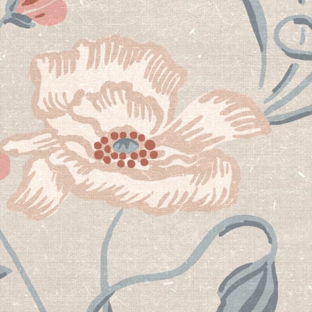 Tapet floral Suzanne Folklore Blue, cu flori delicate în nuanțe de albastru, roz și bej, pe un fond bej.