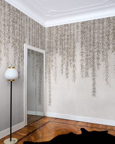 Tapet decorativ cu model delicat de salcie plângătoare într-o cameră elegantă.