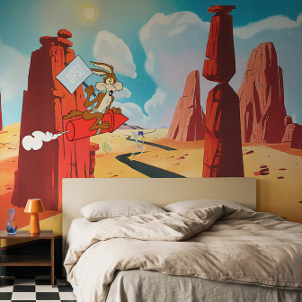Fototapet Looney Tunes 202 cu Wile E. Coyote pe o rachetă și Road Runner în deșert, într-o cameră decorată modern.