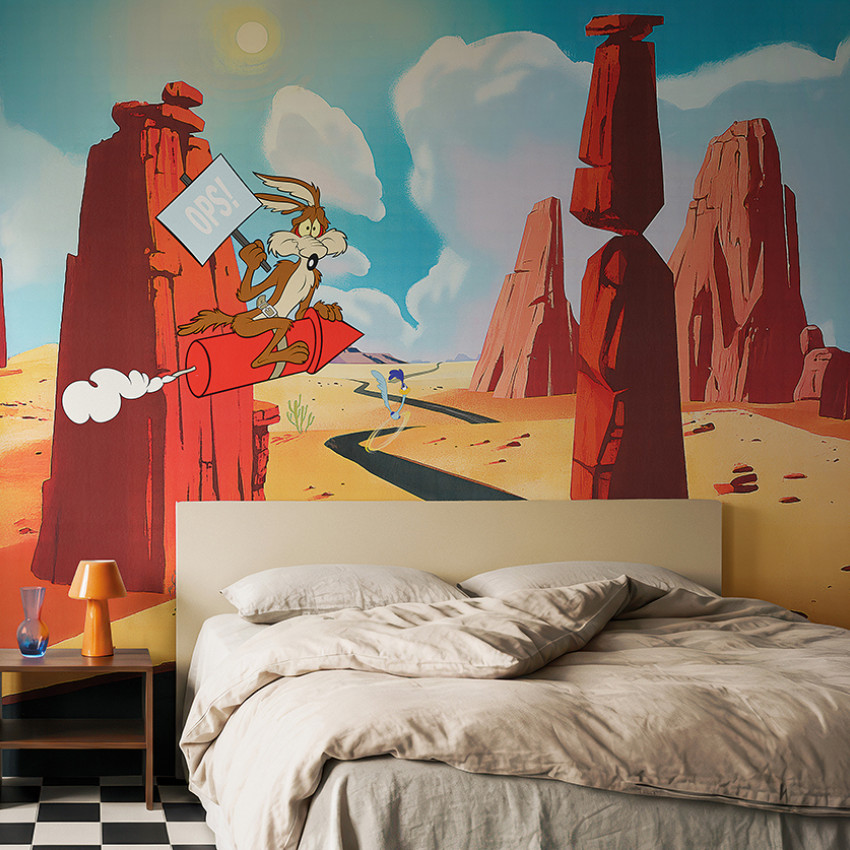 Fototapet Looney Tunes 202 cu Wile E. Coyote pe o rachetă și Road Runner în deșert, într-o cameră decorată modern.