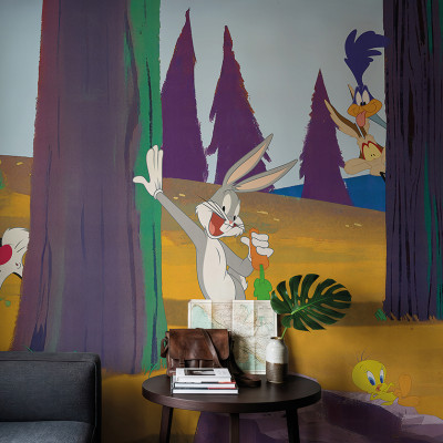 Fototapet Looney Tunes 204 (WBLT204-1) cu Bugs Bunny, Sylvester, Road Runner și Tweety Bird într-o pădure, pe un perete modern.