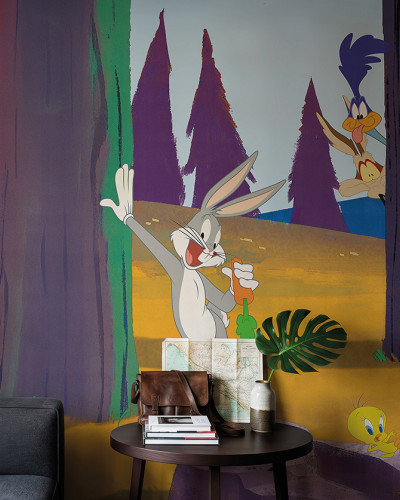 Fototapet Looney Tunes 204 (WBLT204-1) cu Bugs Bunny, Sylvester, Road Runner și Tweety Bird într-o pădure, pe un perete modern.