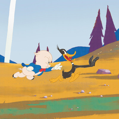 Personajele Looney Tunes, Purcelușul Porky și Daffy Duck, într-o scenă animată și plină de acțiune, pe un fototapet colorat, ideal pentru camera copiilor.