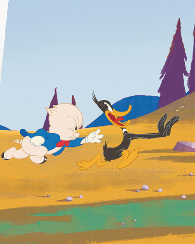 Personajele Looney Tunes, Purcelușul Porky și Daffy Duck, într-o scenă animată și plină de acțiune, pe un fototapet colorat, ideal pentru camera copiilor.
