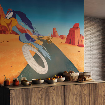 Fototapet cu Road Runner în viteză și Wile E. Coyote în deșert, într-un decor de bucătărie modernă cu blat din lemn.