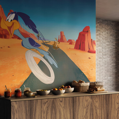 Fototapet cu Road Runner în viteză și Wile E. Coyote în deșert, într-un decor de bucătărie modernă cu blat din lemn.