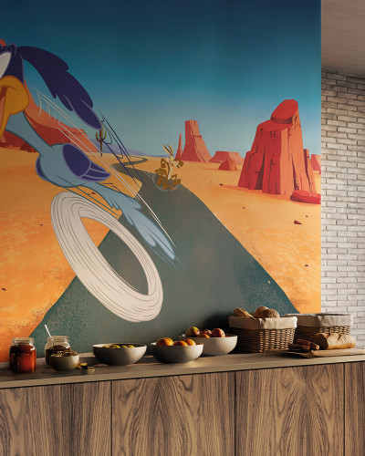 Fototapet cu Road Runner în viteză și Wile E. Coyote în deșert, într-un decor de bucătărie modernă cu blat din lemn.