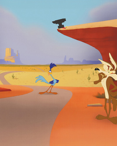Fototapet cu Road Runner și Wile E. Coyote într-o scenă clasică de urmărire în deșert, cu un ciocan ACME pe stâncă.