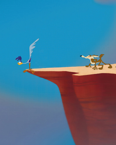 Fototapet Looney Tunes 207 cu Road Runner pe marginea unei prăpastii și Wile E. Coyote alături de un dispozitiv ACME pe platou. Scenă comică din desene animate.