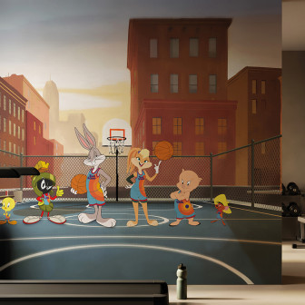Fototapet Looney Tunes 208 cu Bugs Bunny, Lola Bunny, Porky Pig, Marvin Marțianul și Tweety jucând baschet pe un teren urban, într-o sală modernă de fitness.