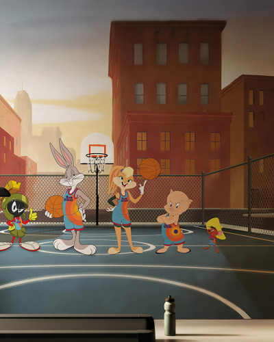 Fototapet Looney Tunes 208 cu Bugs Bunny, Lola Bunny, Porky Pig, Marvin Marțianul și Tweety jucând baschet pe un teren urban, într-o sală modernă de fitness.