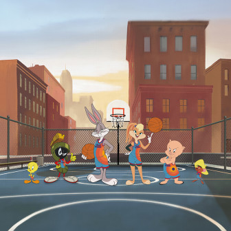 Fototapet Looney Tunes 208 cu Bugs Bunny, Lola Bunny, Porky Pig, Marvin Marțianul și Tweety jucând baschet pe un teren urban, într-o sală modernă de fitness.