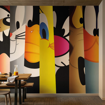 Fototapet Looney Tunes 210 aplicat pe un perete dintr-o zonă de dining modernă, prezentând secțiuni vibrante cu Bugs Bunny, Tweety, Sylvester și alte personaje celebre.