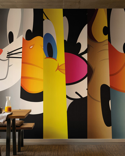 Fototapet Looney Tunes 210 aplicat pe un perete dintr-o zonă de dining modernă, prezentând secțiuni vibrante cu Bugs Bunny, Tweety, Sylvester și alte personaje celebre.