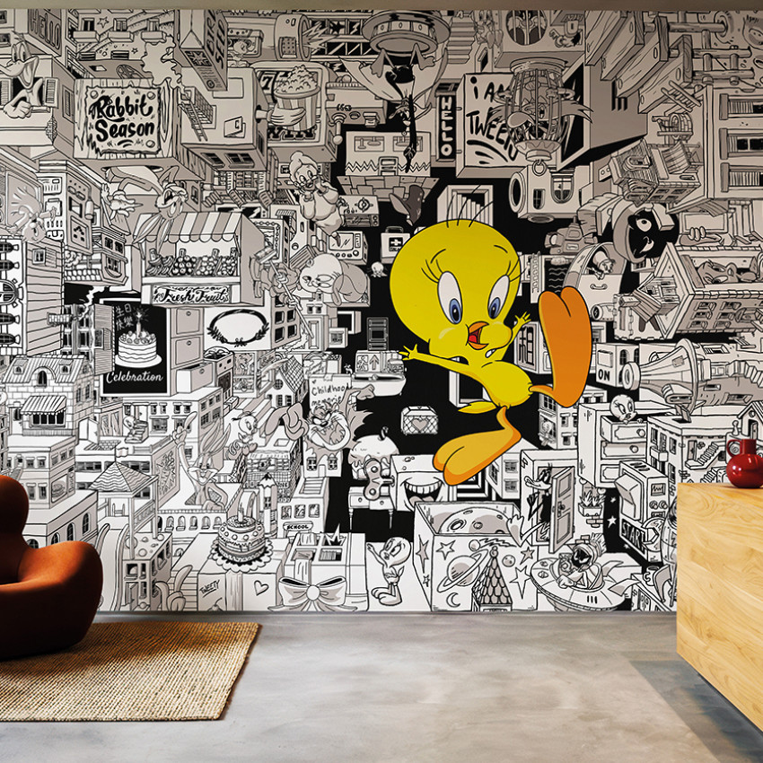 Fototapet Looney Tunes 212 cu un peisaj urban alb-negru detaliat și personajul Tweety galben vibrant, aplicat într-un living modern.