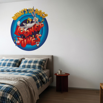 Fototapet circular Looney Tunes 213 cu Bugs Bunny, Taz și alte personaje clasice, aplicat pe peretele alb dintr-un dormitor modern cu pat și noptieră.