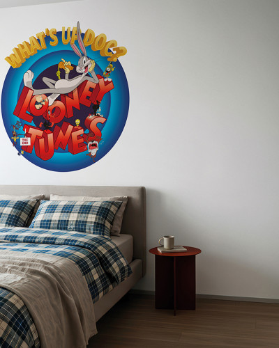 Fototapet circular Looney Tunes 213 cu Bugs Bunny, Taz și alte personaje clasice, aplicat pe peretele alb dintr-un dormitor modern cu pat și noptieră.