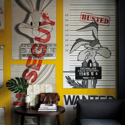 Fototapet Looney Tunes 215 cu personaje Bugs Bunny, Sylvester, Tweety și Wile E. Coyote în stil wanted retro pe fundal galben intens, într-o cameră modernă.