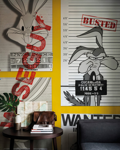 Fototapet Looney Tunes 215 cu personaje Bugs Bunny, Sylvester, Tweety și Wile E. Coyote în stil wanted retro pe fundal galben intens, într-o cameră modernă.