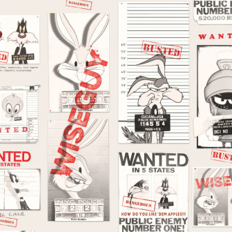 Tapet Looney Tunes 215 cu Bugs Bunny, Sylvester, Tweety și alte personaje clasice în stil afișe 'Wanted' și fișe de cazier, alb-negru cu ștampile roșii.