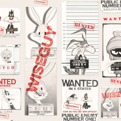 Tapet Looney Tunes 215 cu Bugs Bunny, Sylvester, Tweety și alte personaje clasice în stil afișe 'Wanted' și fișe de cazier, alb-negru cu ștampile roșii.