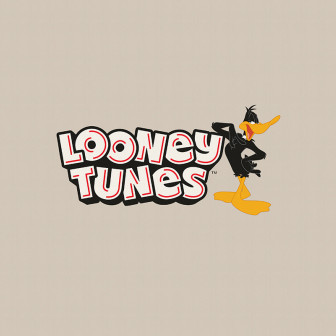 Logo Looney Tunes alb și roșu, alături de personajul Daffy Duck negru și galben, pe un fundal bej deschis.