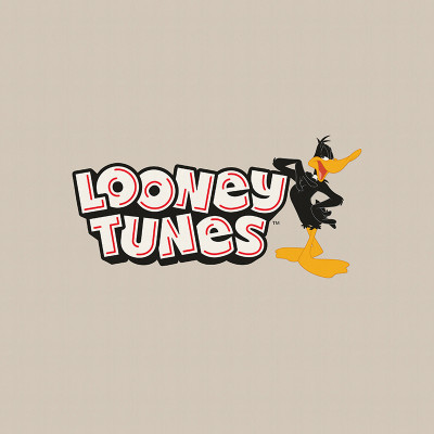 Logo Looney Tunes alb și roșu, alături de personajul Daffy Duck negru și galben, pe un fundal bej deschis.
