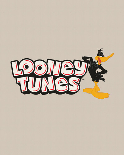 Logo Looney Tunes alb și roșu, alături de personajul Daffy Duck negru și galben, pe un fundal bej deschis.