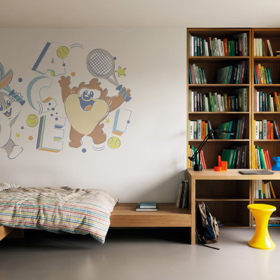 Fototapet cu Bugs Bunny și Diavolul Tasmanian jucând tenis într-o cameră modernă de copii, cu pat din lemn și bibliotecă.