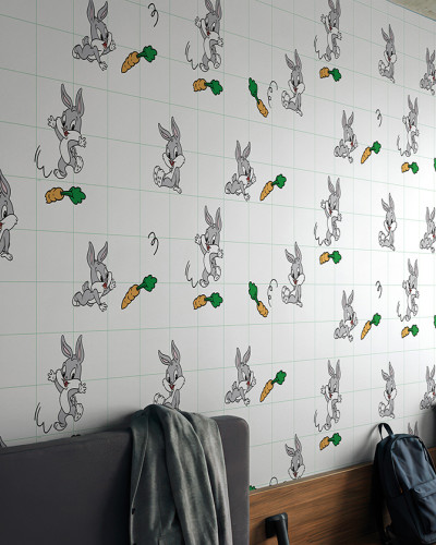 Tapet Looney Tunes 225 cu model repetitiv de iepurasi gri veseli si morcovi zburatori, aplicat pe un perete intr-o camera moderna.